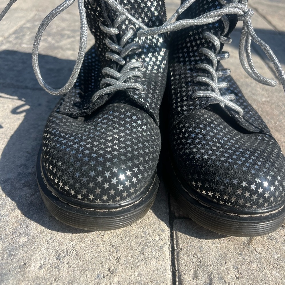 Dr. Martens Black Star Pattern Kids Combat Boots size 3 - Picture 6 of 14